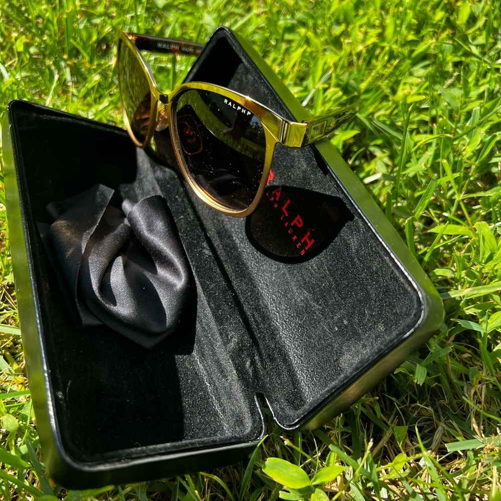 Cat Eye Sunglasses 😎 with gold rimmed